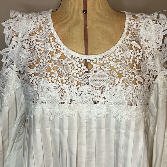 NWT Juliette Pleated a white Blouse with Lace Trim - Size Small - Picture 6 of 14